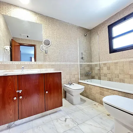 - Sleeps 6 - Pool - Pets Ok - Parking Villa Corralejo