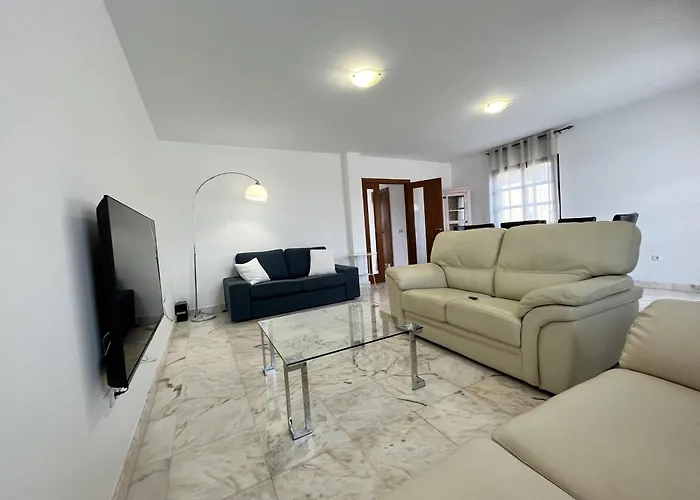 - Sleeps 6 - Pool - Pets Ok - Parking