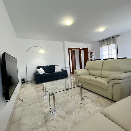 - Sleeps 6 - Pool - Pets Ok - Parking