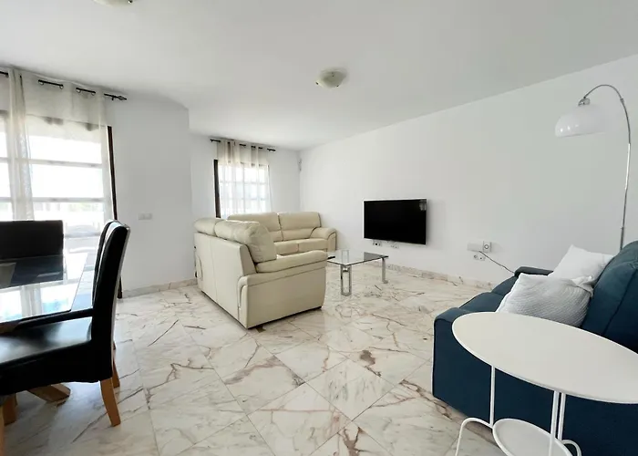 Villa - Sleeps 6 - Pool - Pets Ok - Parking